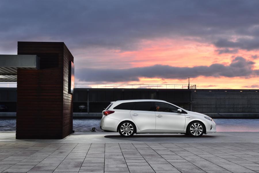  Toyota Auris Touring Sports 2013 года  (фото 12 из 23)